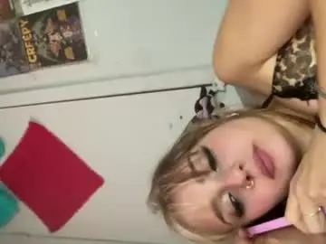 Chaturbate Watch Live Sex Cams of lilwannabestar