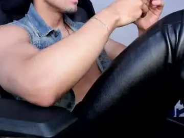 Chaturbate Live Sex Cam of tommy_bred