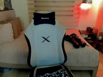Chaturbate Live Sex Cam of hollywood_kaily