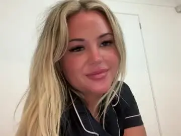 Chaturbate Live Sex Cam of averybabyyx