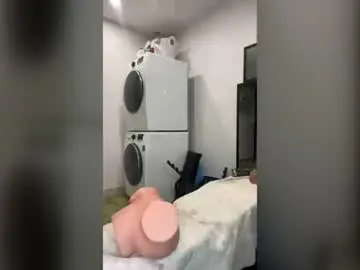 Chaturbate Live Sex Cam of creamycaramel95
