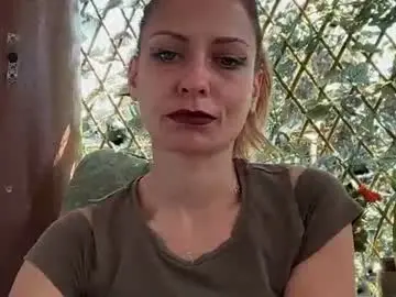 Chaturbate Live Sex Cam of karoline121