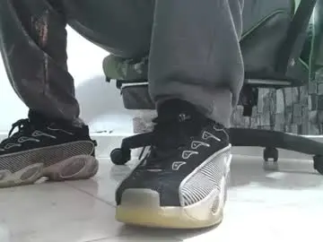 Chaturbate Live Sex Cam of srfindomfeet_