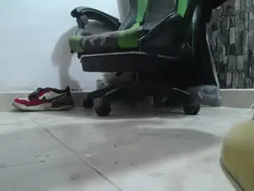 Chaturbate Live Sex Cam of srfindomfeet_