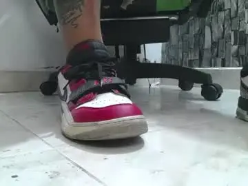 Chaturbate Free Porn Cam of srfindomfeet_