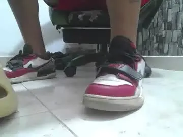 Chaturbate Live Sex Cam of srfindomfeet_