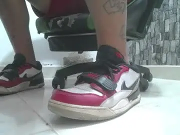 Chaturbate Live Sex Cam of srfindomfeet_