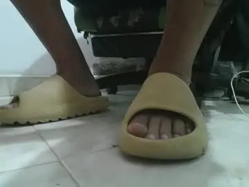 Chaturbate Live Sex Cam of srfindomfeet_