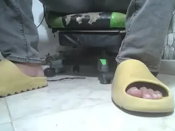 Chaturbate Live Sex Cam of srfindomfeet_