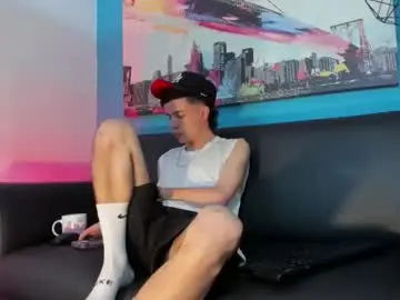 Chaturbate Live Sex Cam of kevinn_blue