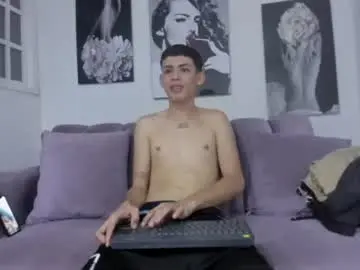 Chaturbate Free Porn Cam of santi_twinkboy