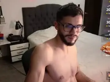 Chaturbate Live Sex Cam of phantom_bigger1