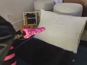 Chaturbate Live Sex Cam of taylor_love_303