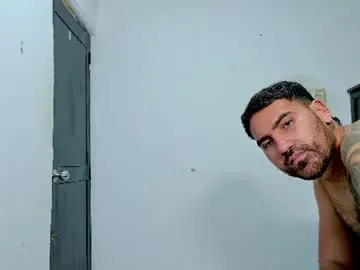 Chaturbate Live Sex Cam of tomy_johnson2