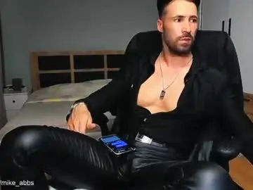 Chaturbate Live Sex Cam of mikestrip