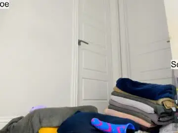 Chaturbate Live Sex Cam of heidiandfriends
