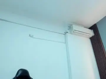 Chaturbate Live Sex Cam of mauro_boy