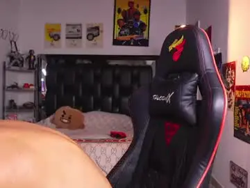 Chaturbate Live Sex Cam of logan_hugh8