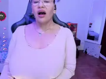 Chaturbate Live Sex Cam of esmeralda_milf1