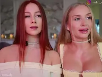 Chaturbate Live Sex Cam of mia_cloudy