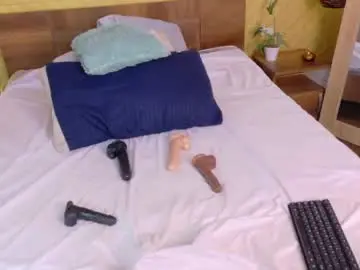Chaturbate Live Sex Cam of tiny_whore18