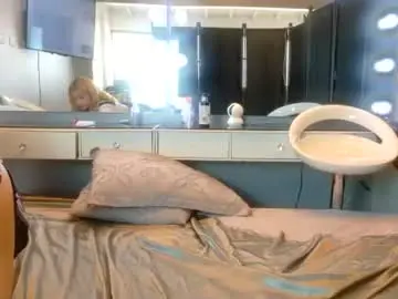 Chaturbate Live Sex Cam of petitestrawberry18