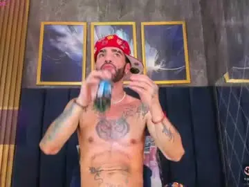 Chaturbate Live Sex Cam of darwin_horny2