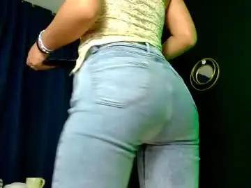 Chaturbate Live Sex Cam of aveline_nuit