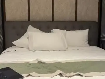 Chaturbate Live Sex Cam of golden_alinee