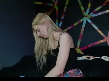 Chaturbate Live Sex Cam of skyiswoke