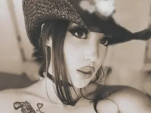 Myfreecams Sex Cam of EMMEL1NE