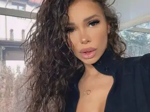Myfreecams Live Sex Cam of Selena_Reeves