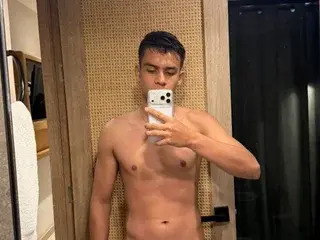 Streamate Live Porn of LucasDonill33