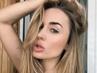 Streamate Live Porn of Tina_a