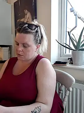 Stripchat Live Sex Cam of pinkieMilfPUSY