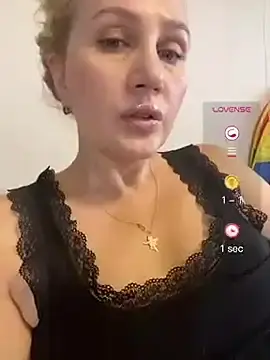 Stripchat Free Porn Cam of YourBlondee