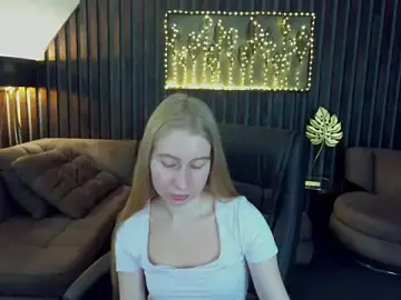 Stripchat Live Sex Cam of Alina_Blonde