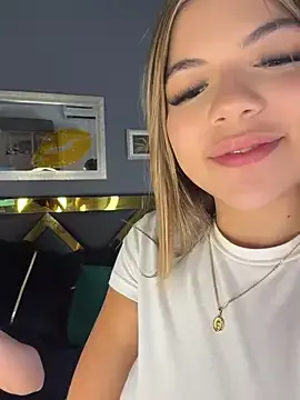 Stripchat Live Sex Cam of AngelBlushXXX