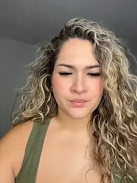 Stripchat Live Sex Cam of Sara_smiiith211