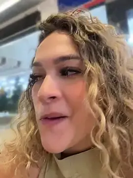 Stripchat Live Sex Cam of Sara_smiiith211