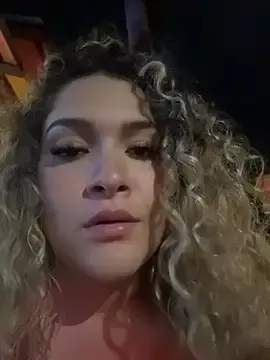Stripchat Live Sex Cam of Sara_smiiith211