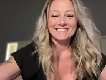 Stripchat Adult Webcam of BlondeMilf82