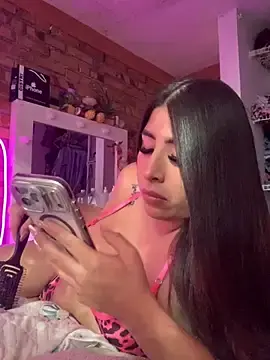 Stripchat Live Sex Cam of isa__cutee98