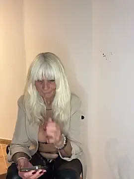 Stripchat Sex Cam of ReitherrinNatascha