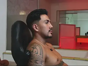 Stripchat Free Porn Cam of aaron_bolt