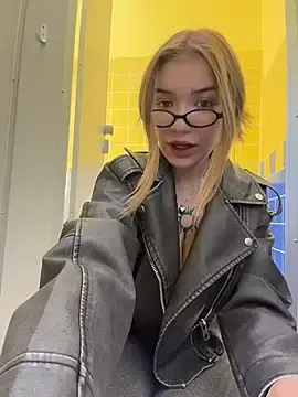 Stripchat Adult Webcam of FlashTitsRoyal