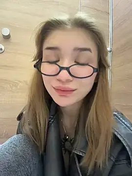 Stripchat Live Sex Cam of FlashTitsRoyal