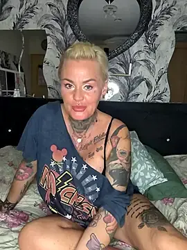Stripchat Sex Cam of InkedMissLaBaehm