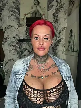 Stripchat Live Sex Cam of InkedMissLaBaehm