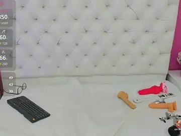 Stripchat Nude Webcam of HollyBloom_